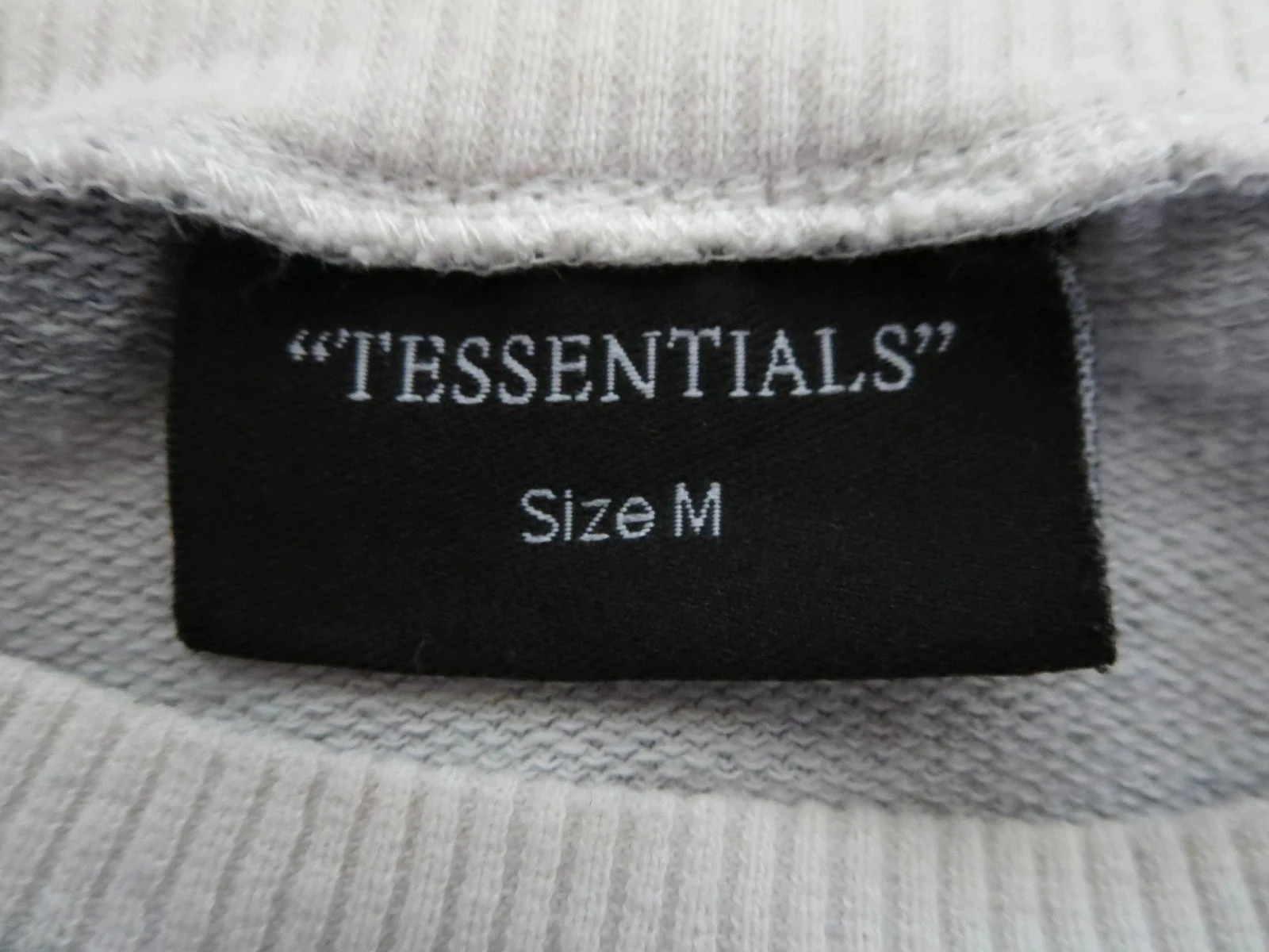 Sweat crop top Tessentials gris/noir/blanc – Taille M – Très bon état – photo 2